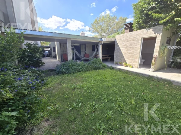 Casa en Venta con Consultorio Independiente en Los Hornos - 2/3 Dorm. y Gran Parque
