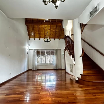 Casa en Haedo -Oportunidad - 4 ambientes - Parrilla - Quincho - Parque - Calefacción central