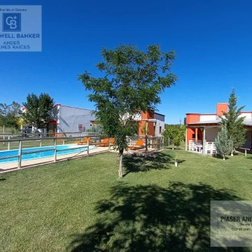 Complejo de cabañas con vista a la montaña .