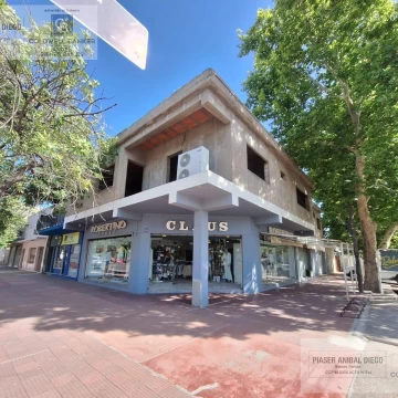 Locales comerciales en venta, en esquina, sobre Av. Mitre. Renta inmediata