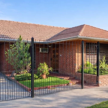 VENTA CASA Y DEPTO. 5 AMB. BERAZATEGUI CON PILETA APTO CRÉDITO
