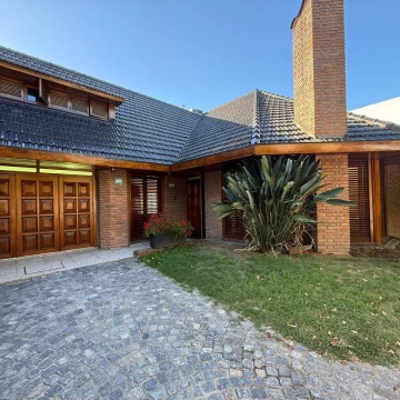Casa en venta  de 5 ambientes con pileta en lujan centro