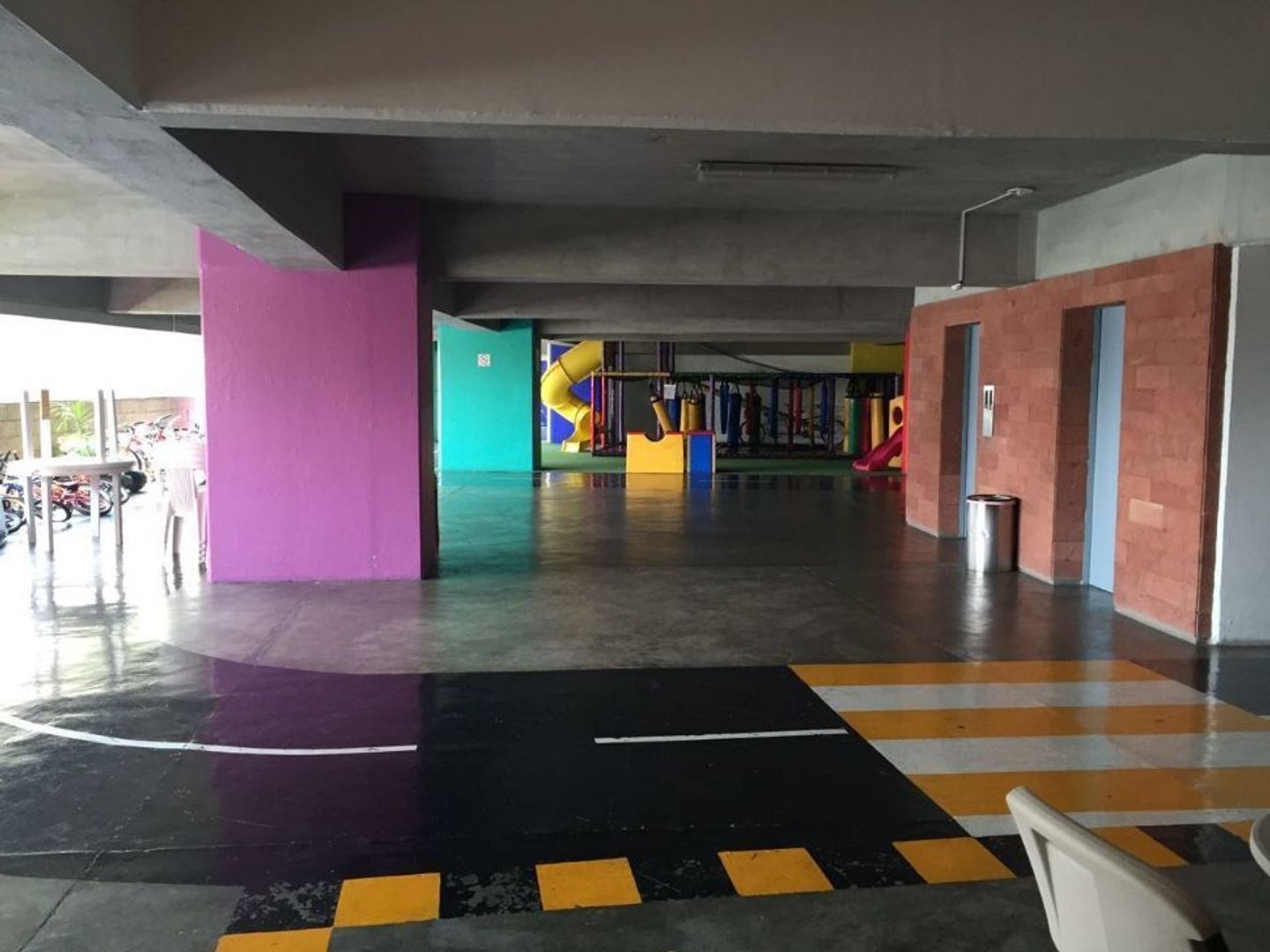 Circuito interno de bicicletas para niños