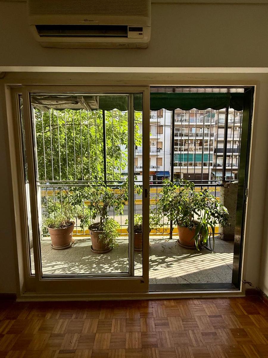 Balcón a la calle. Sol por la tarde.