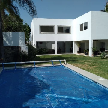 Moderna casa al norte de Cuernavaca