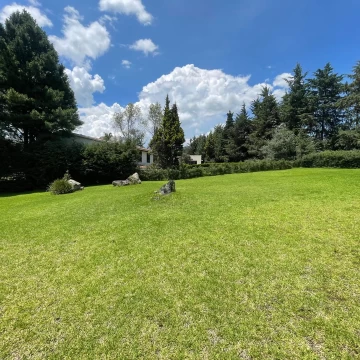 Terreno Plano en venta junto al fairway del Club de Golf los Encinos 