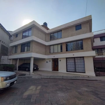 Venta de gran casa con excelente ubicación en Las Aguilas (Puede ser para remodelar)