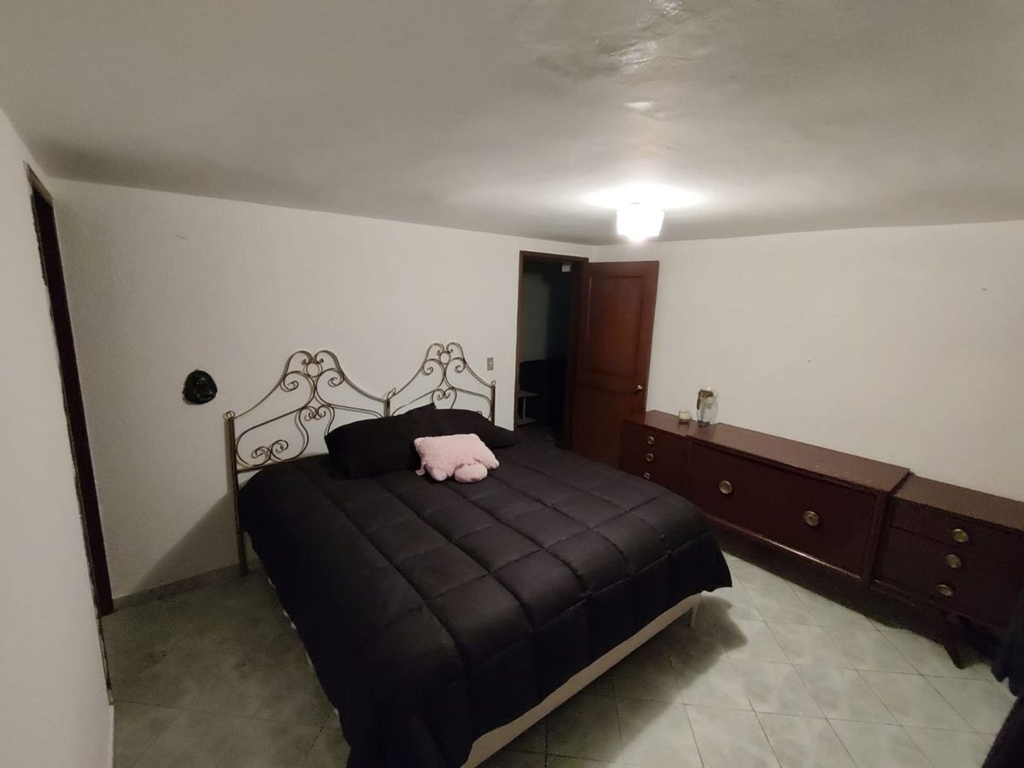 Medio baño de visitas y vestibulo