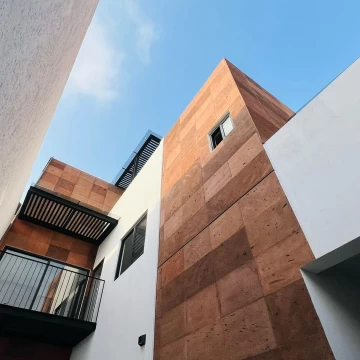 CASA EN VENTA EN CLAVERÍA, CON ROOF GARDEN, TOTALMENTE REMODELADA