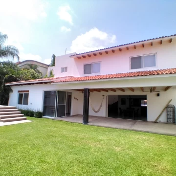 Casa en renta en fraccionamiento con vigilancia 