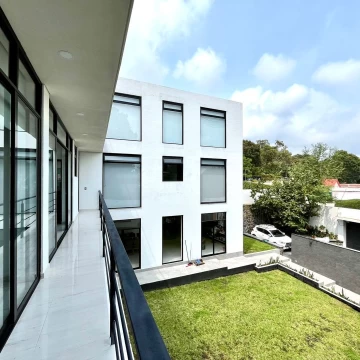 Residencia de 4 recámaras en medio del bosque
