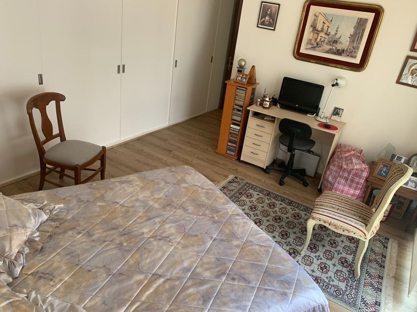 Sala comedor, y cocina detrás