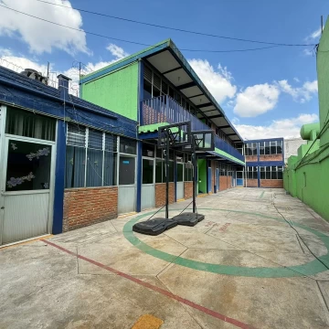 Espacio con potencial para escuela o plaza con locales.