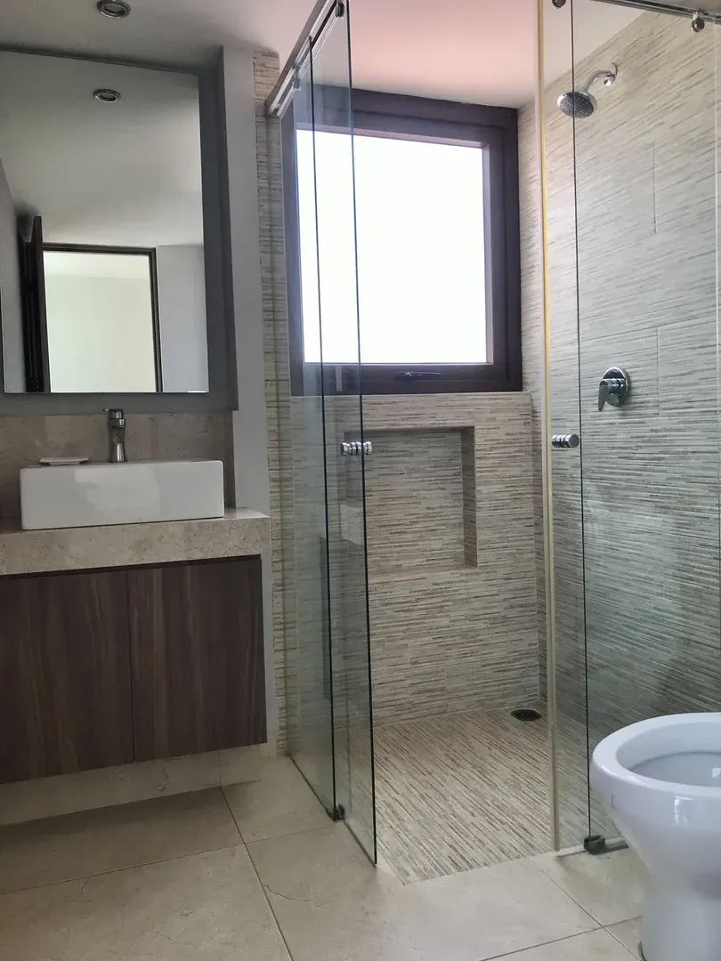Baño de sala TV.webp