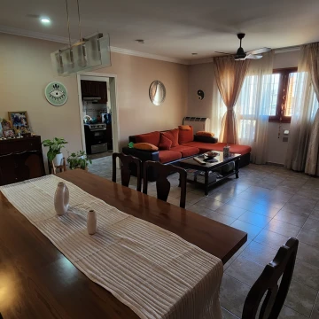 Departamento de tres dormitorios y cochera