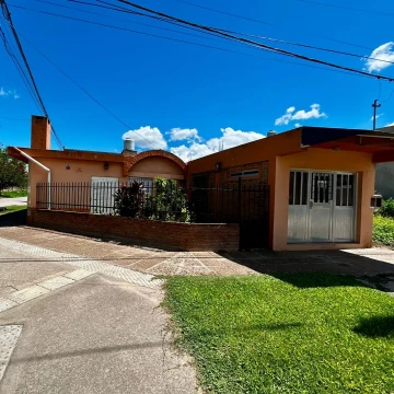 Casa en venta en barrio Santa Rita, amplia esquina