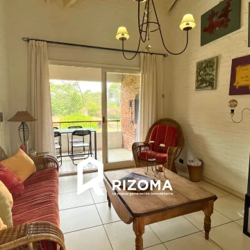 Venta apartamento duplex 3 ambientes y medio en zona Cantegril, Punta del Este con balcón parrillero y cochera