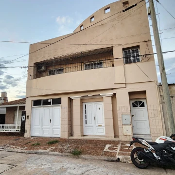 Planta alta de 2 dormitorios, en muy buena ubicación. 