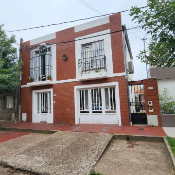 Oportunidad en Barrio Sargento Cabral. Casa de 4 Dormitorios con Garage