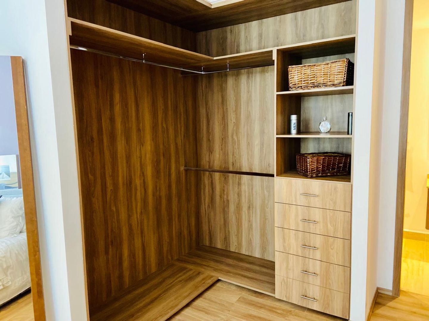 closet hab niua.jpg