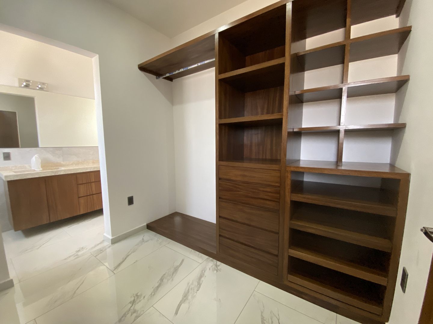 VESTIDOR Y BANO.HEIC