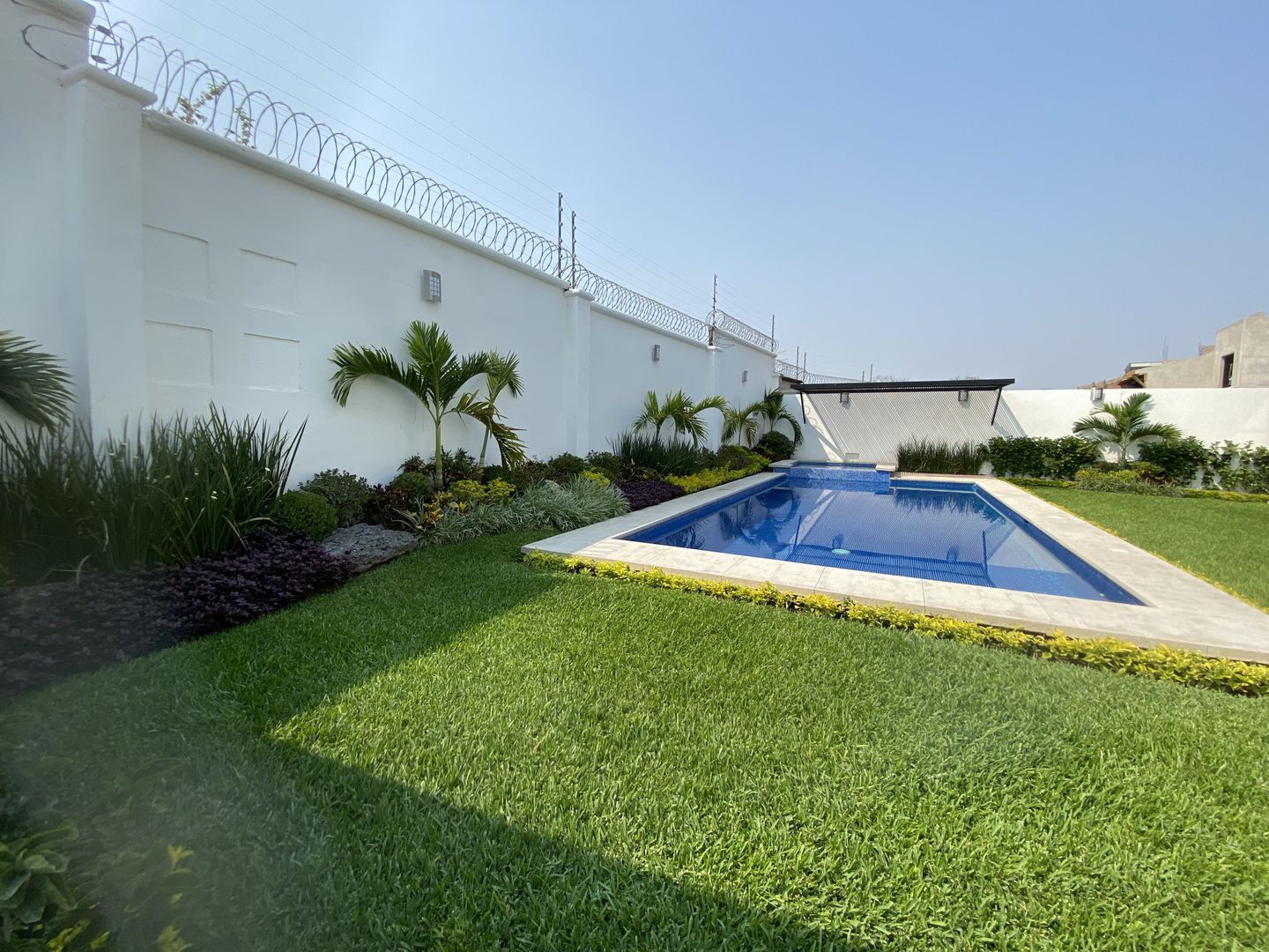 JARDIN Y ALBERCA 2.HEIC