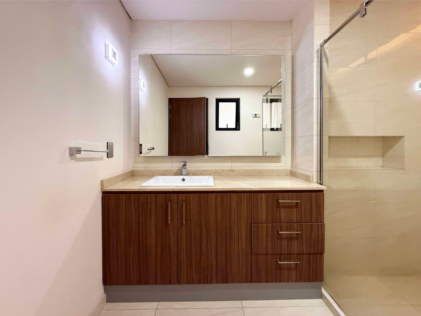 14 Baño Cuarto 1.jpg