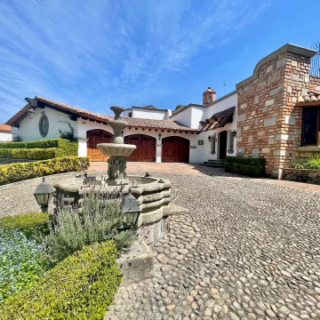 Casa en renta Club de Golf los Encinos, en un solo nivel, frente al campo de golf, 3 recamaras