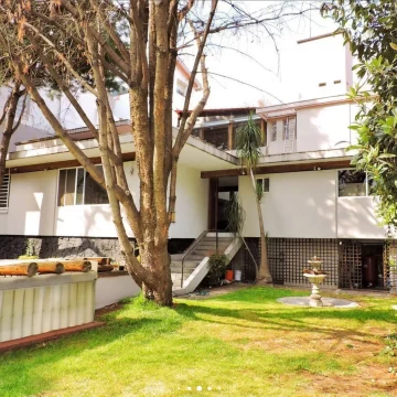 Casa de lujo en La Herradura con amplio jardín y paneles solares.