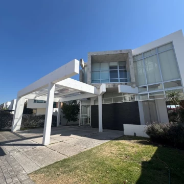 Hermosa casa de 2 plantas, 3 habitaciones en Jurica, Querétaro