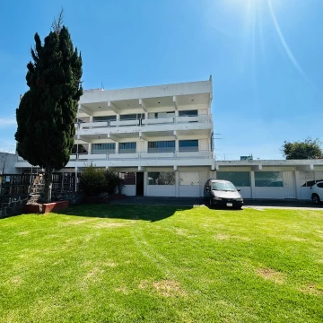 Renta de edificio completo o espacios individuales sobre Av. Comonfort – frente a Residencial San Carlos