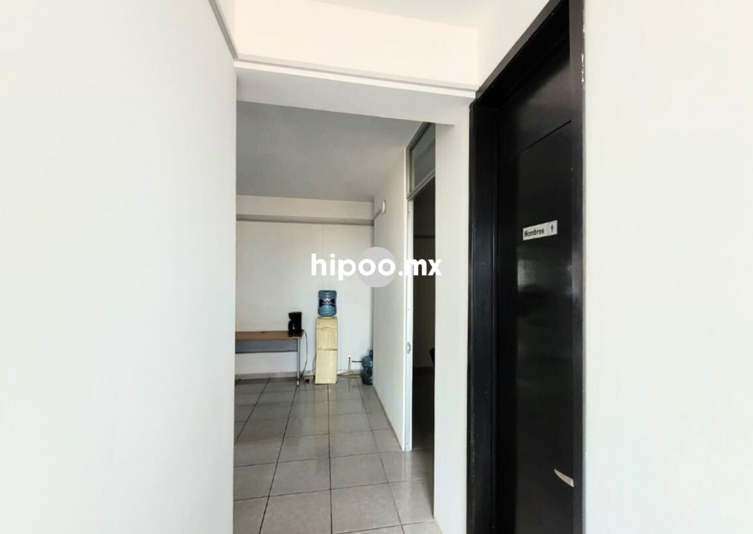 Baños en pasillos para hombres y mujeres