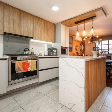 Venta de gran casa remodelada de 2 niveles, en privada con seguridad
