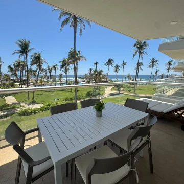 Departamento en venta en Club Playamar, Acapulco Diamante, 4 Recámaras, terraza con vista al mar, acceso a playa y amenidades