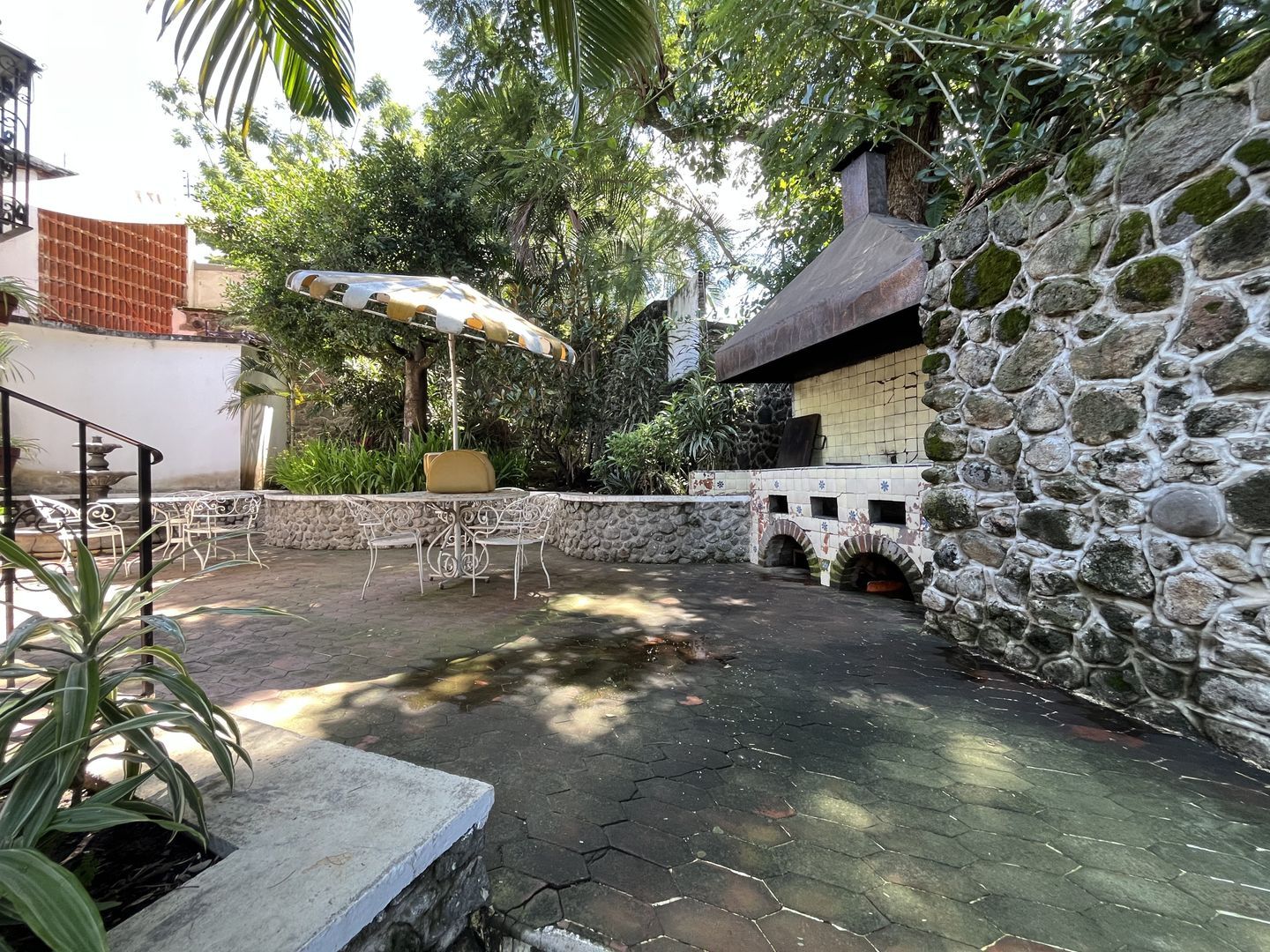 TERRAZA ATRAS ASADOR.HEIC