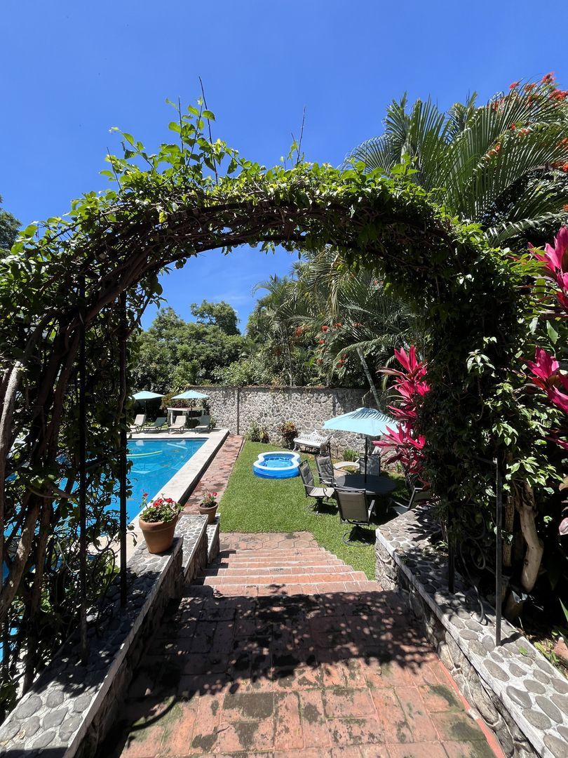 ARCO HACIA JARDIN.HEIC