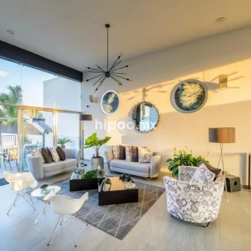 Residencia sobre diseñada en Cumbres del Lago