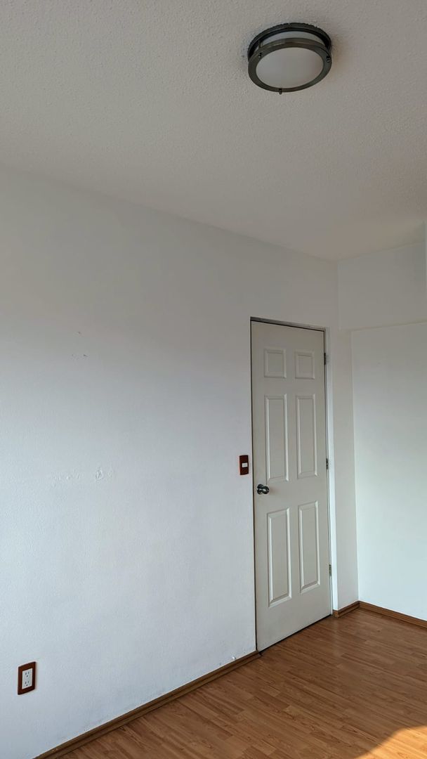 recamara 2 lampara puerta y enchufe.jpg.jpeg