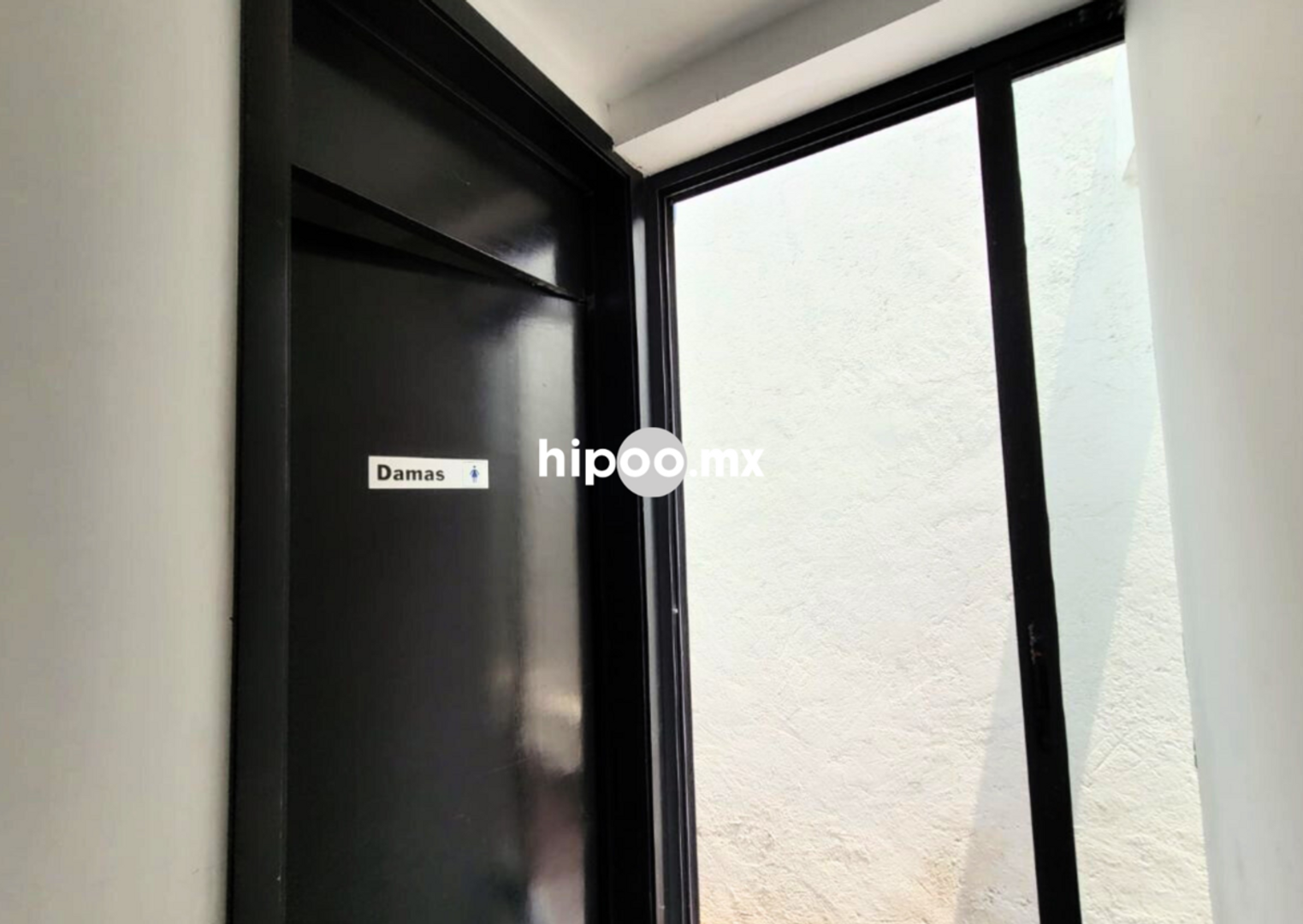 Baños en cada piso para hombres y mujeres