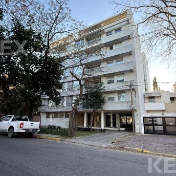 Departamento de 2 dormitorios con cochera cubierta en venta en La Plata