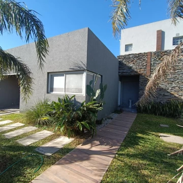 VENTA - Casa de 2 dormitorios y local. Tierra de Sueños III, Roldán.