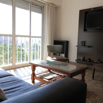 Alquiler temporario - Departamento tres ambientes c/ dep y vista a Plaza Colon - Av Colon 2064
