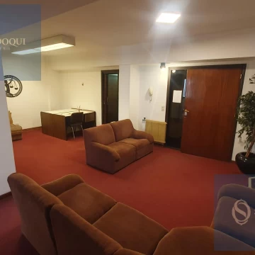 Venta Oficina cinco ambientes con seguridad y sala de reuniones en Centro