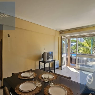 Venta Departamento dos ambientes con balcón y cochera doble en La Perla