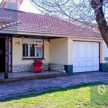 Venta Casa tres ambientes con jardín y cochera en Miramar, ubicación céntrica