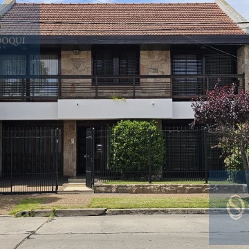 Venta Casa cuatro ambientes con jardín y cochera para dos autos en San José