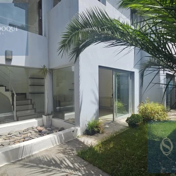 Venta Casa cinco ambientes con cochera para tres autos y jardín en Nueva Pompeya