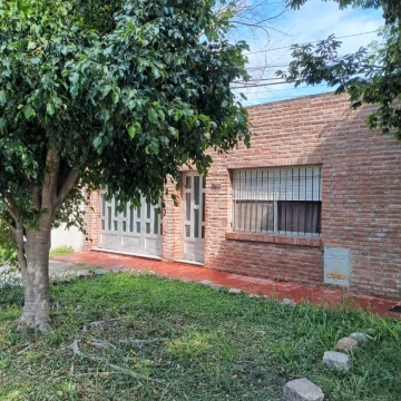 Casa al frente, un dormitorio mas patio y cochera a la venta en Barrio La Ceramica al limite con Lomas de Alberdi.
