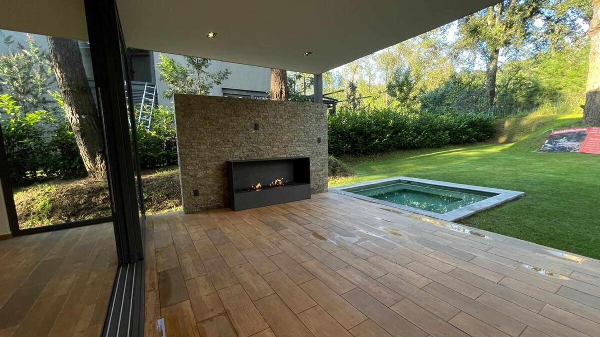 Chimenea y jacuzzi