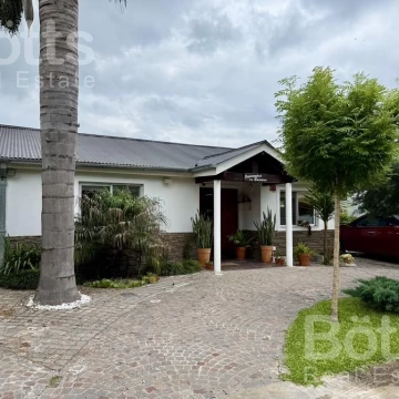 Venta casa con pileta en Jardines de Escobar